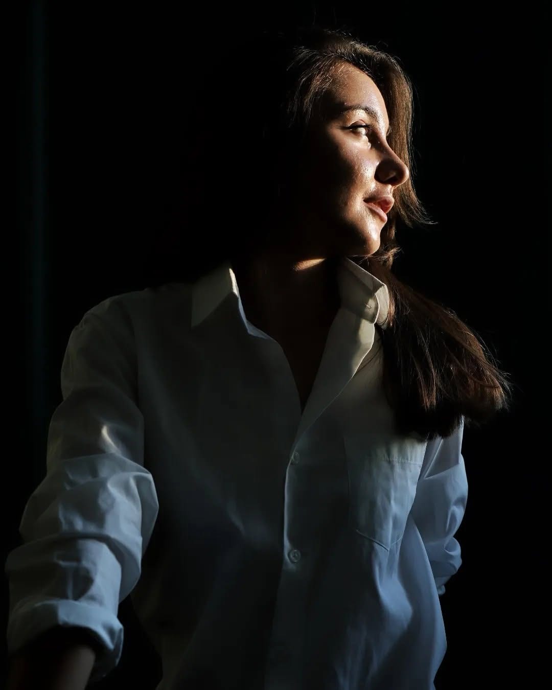 Portret de studio în cămașă albă, pe fundal întunecat — MC Photography, Craiova